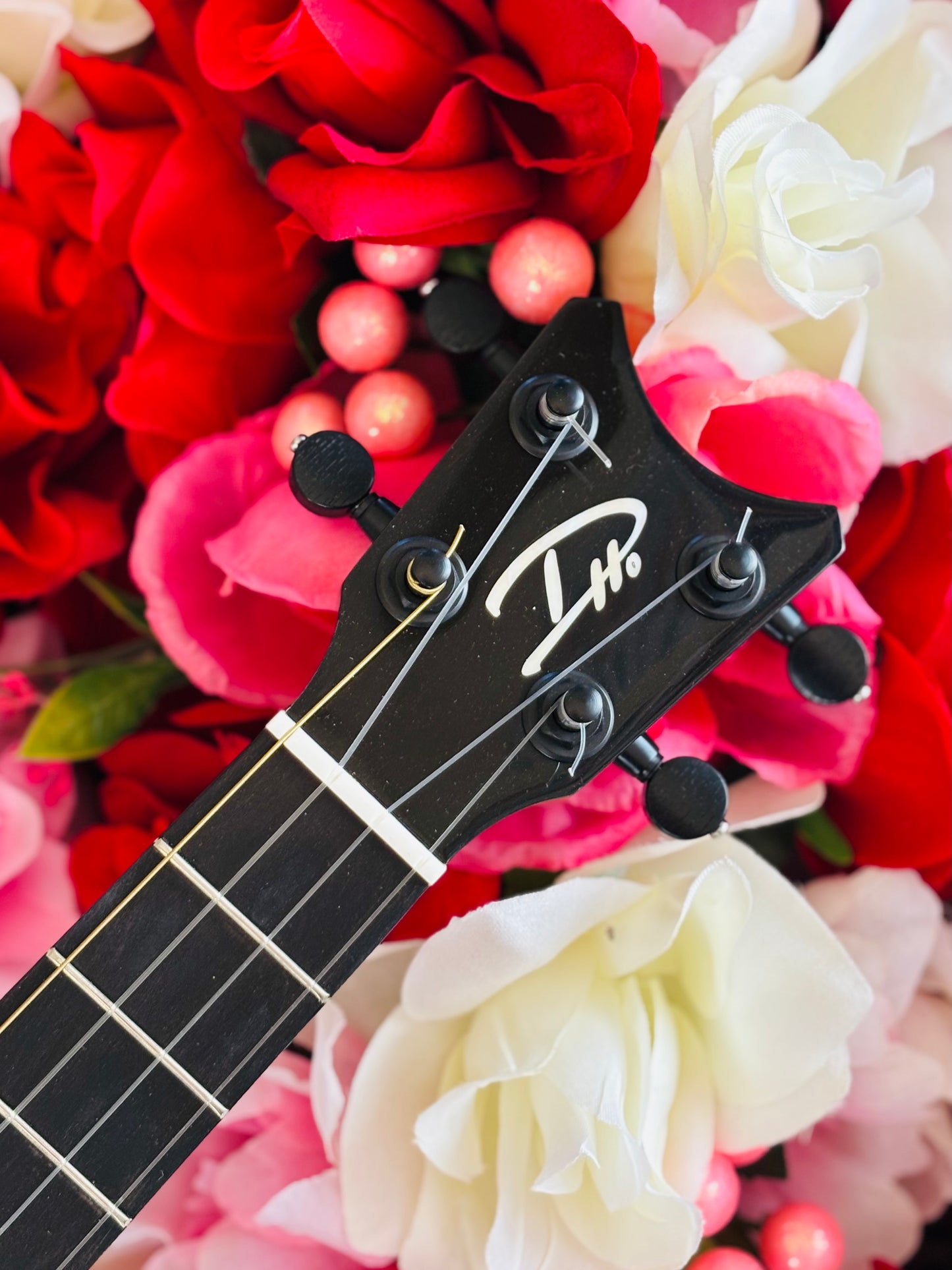 Romero Creations Mango Tiny Tenor Ukulele (Spalted Mango)